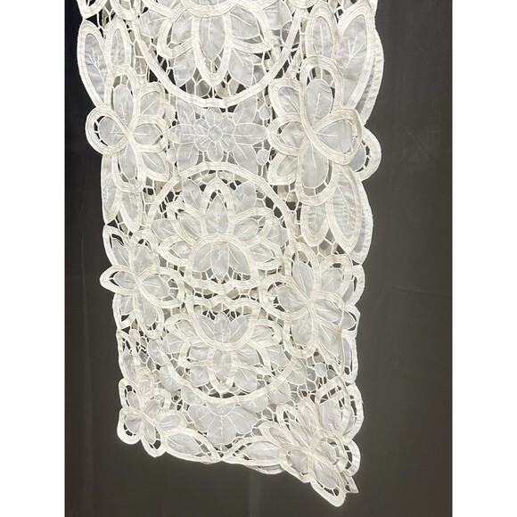 Imperial Elegance RN‎ 65899 White Floral Delicate Table Runner - Picture 7 of 11